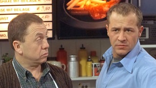 Olli (Willi Herren, rechts) wirft Olaf (Franz Rampelmann) die Brocken hin: Er will sich nicht länger beleidigen lassen.