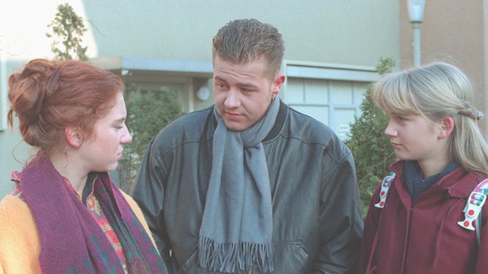 Olli (Willi Herren) steckt seine Nase mal wieder in fremde Angelegenheiten. Iffi (Rebecca Siemoneit-Barum, links) und Lisa (Sontje Peplow) lassen sich jedoch nicht aushorchen.