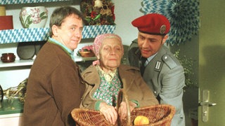 Olli (Willi Klatt, re) und Olaf (Franz Rampelmann) "bringen" Else (Annemarie Wendl) außer Hörweite.