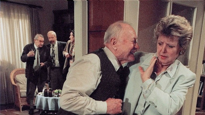 Onkel Franz hat sich mit Freunden bei Helga einquartiert, um seinen Geburtstag zu feiern (v.l.n.r.: Winfried Schwarz, Helmut Ehmig, Martin Rickelt, Marie-Luise Marjan).