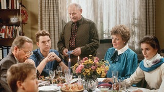 Onkel Franz ist an Bennys Geburtstagstafel nicht willkommen (v.l.: Moritz A. Sachs, Joachim Hermann Luger, Christian Kahrmann, Martin Rickelt, Marie-Luise Marjan, Brigitte Annessy).