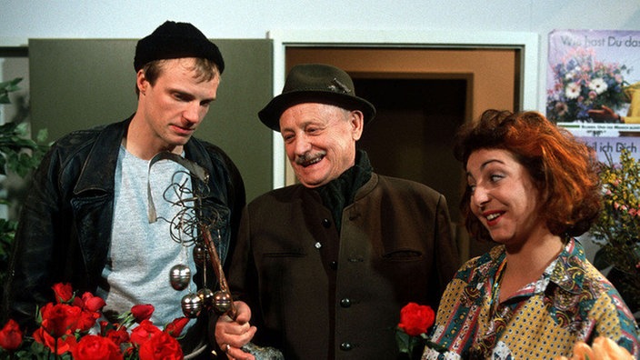 Onkel Franz kauft eine von Zorros Plastiken die in Claudias Blumenladen ausgestellt ist.(V.l.: Thorsten Nindel, Martin Rickelt und Manon Straché)