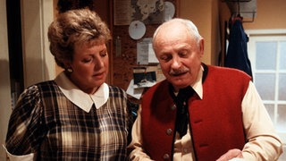 Onkel Franz (Martin Rickelt) beschwert sich bei Helga (Marie-Luise Marjan), dass ihm der Waffenschein entzogen werden soll.