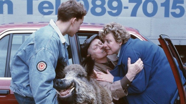 Onkel Franz (Martin Rickelt, Mitte) verabschiedet sich von Helga (Marie-Luise Marjan) und Benny (Christian Kahrmann).