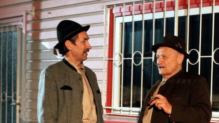 Onkel Franz (Martin Rickelt, rechts) und Hilmar (Helmut Ehmig) sind mit Hund Hermann auf nächtlicher Streife.