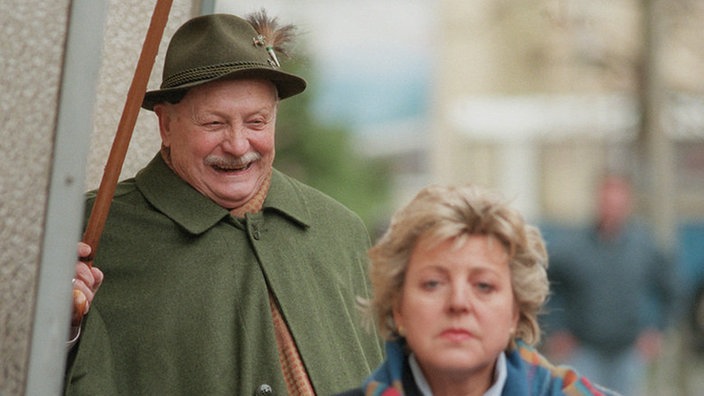 Onkel Franz (Martin Rickelt) triumphiert - Helga (Marie-Luise Marjan) ignoriert. Der Streit zwischen beiden spitzt sich zu.