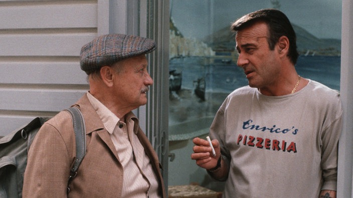 Onkel Franz (Martin Rickelt) und Enrico Pavarotti (Guido Gagliardi, rechts) diskutieren vor der Pizzaria.