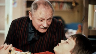 Onkel Franz (Martin Rickelt) und Klausi (Moritz A. Sachs) haben ein Geheimnis miteinander.