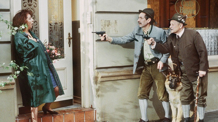 Onkel Franz und Hilmar spielen sich wieder als selbsternannte Polizisten auf. (V.l.: Manon Straché, Helmut Ehmig und Martin Rickelt)