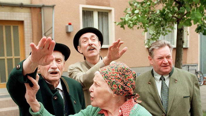 Onkel Franz und seine rechten Gesinnungsfreunde gehen sogar Else gehörig auf die Nerven (v.l.n.r.: Martin Rickelt, Helmut Ehmig, Annemarie Wendl, Günter Kasch).
