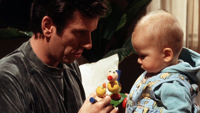 Opa Kurt (Michael Marwitz) kümmert sich liebevoll um Baby Nico.