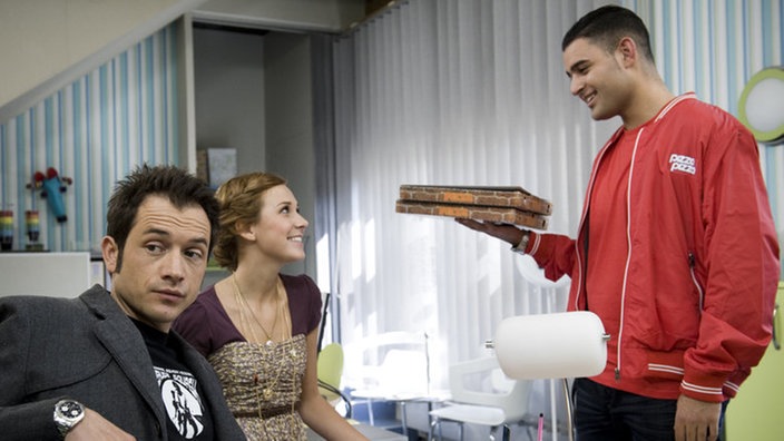 Orkan liefert Alex und Josi Pizza