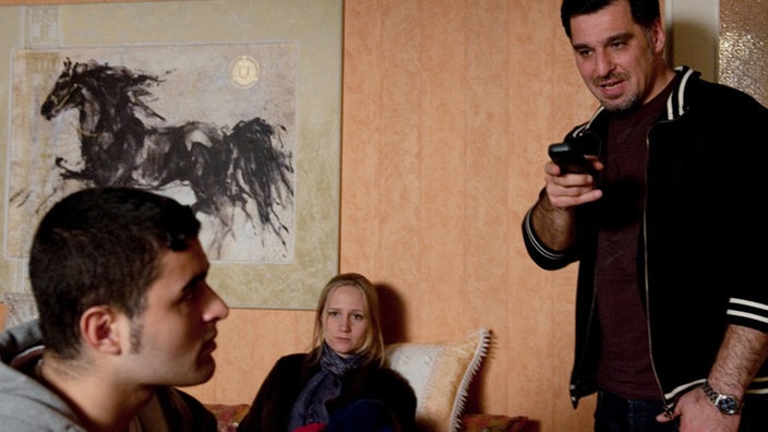 Orkan, Lisa und Murat in der Wohnung