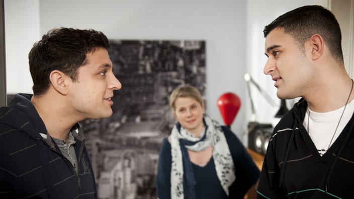Orkan redet mit Enzo und Nina in deren neuer Wohnung