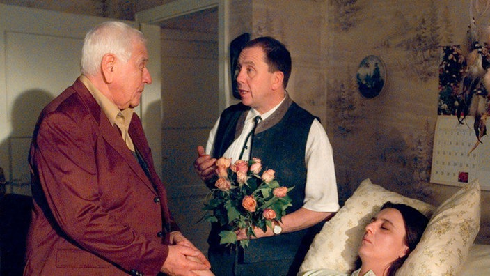 Oskar (Reinhold Lampe, links) besucht seine kranke Tochter. Olaf (Franz Rampelmann) hat sich entschlossen, Ines (Birgitta Weizenegger) zu Hause weiter zu pflegen.
