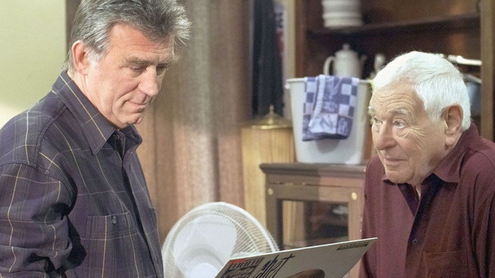 Oskar (Reinhold Lampe, rechts) gibt den "Humanitas"-Laden auf. Zum Abschied schenkt er Bruno (Heinz Marecek) eine seltene Langspielplatte.