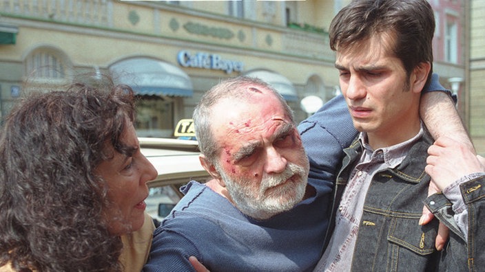 Panaiotis kehrt als gebrochener Mann in die Lindenstraße zurück (v.l.: Domna Adamopoulou, Kostas Papanastasiou, Hermes Hodolides).