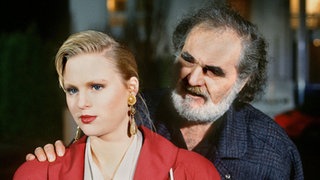 Panaiotis (Kostas Papanastasiou) macht Tanja (Sybille Waury) einen "väterlichen" Vorschlag.