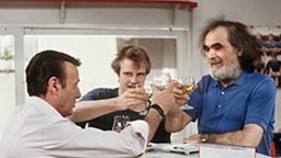 Panaiotis (Kostas Papanastasiou, rechts) testet mit Enrico und Zorro (Thorsten Nindel, Mitte)  italienischen Wein.