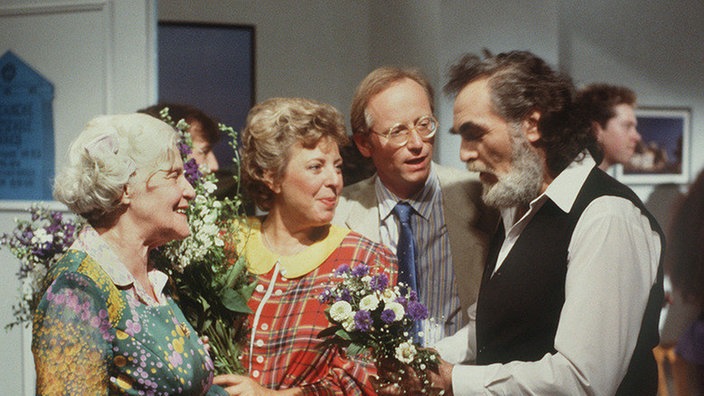 Panaiotis' Tanzschule wird eingeweiht. Natürlich sind auch dieNachbarn aus der Lindenstraße dabei (v.l.: Annemarie Wendl, Marie-Luise Marjan, Joachim Hermann Luger, Kostas Papanastasiou).