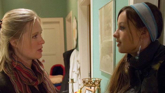 Panik bei Irina (Karolin Dubberstein, rechts): Sie sucht nach ihren Joints, darf Tanja (Sybille Waury) aber nicht danach fragen. Die würde sie bei ihrer Mutter verraten.
