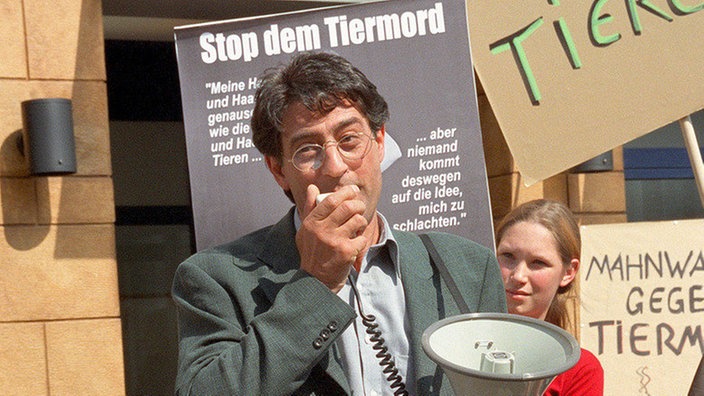 Paolo (Sigo Lorfeo) hat eine Protestaktion gegen den Pelzladen organisiert - und schreckt dabei auch vor ungewöhnlichen Maßnahmen nicht zurück