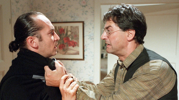 Paolo (Sigo Lorfeo, rechts) wird handgreiflich: Fausto (Antonio Paradiso) soll endlich die Finger von Marcella lassen.