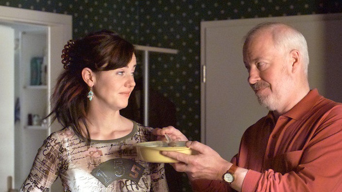 Pat (Giada Gray) ist von Erichs (Bill Mockridge) Babybrei-Künsten nur wenig angetan.