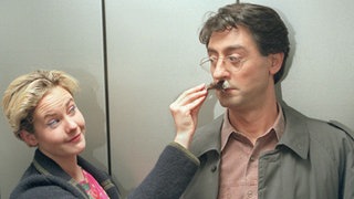 Pat (Giada Gray) macht sich an Paolo (Sigo Lorfeo) heran.