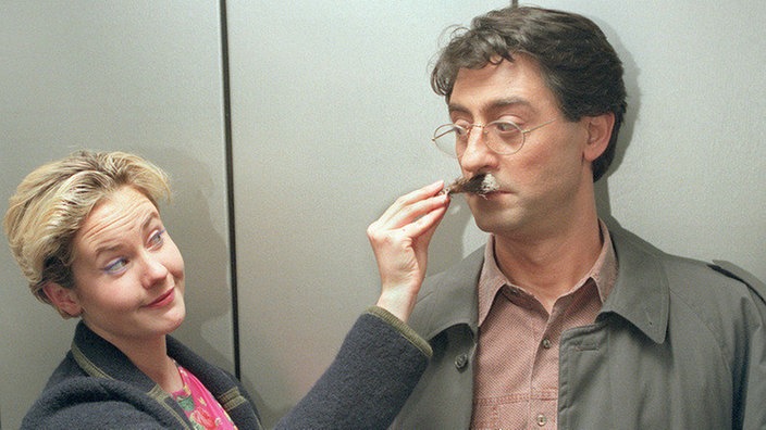 Pat (Giada Gray) macht sich an Paolo (Sigo Lorfeo) heran.