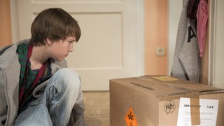 Paul schaut auf ein Paket