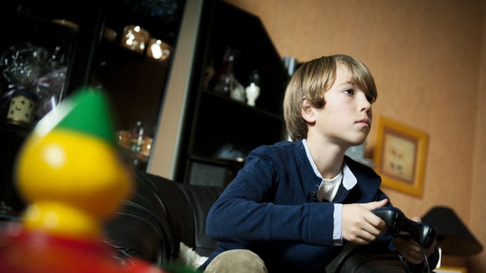 Paul sitzt im Wohnzimmer