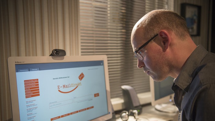 Philipp arbeitet an einem Computer