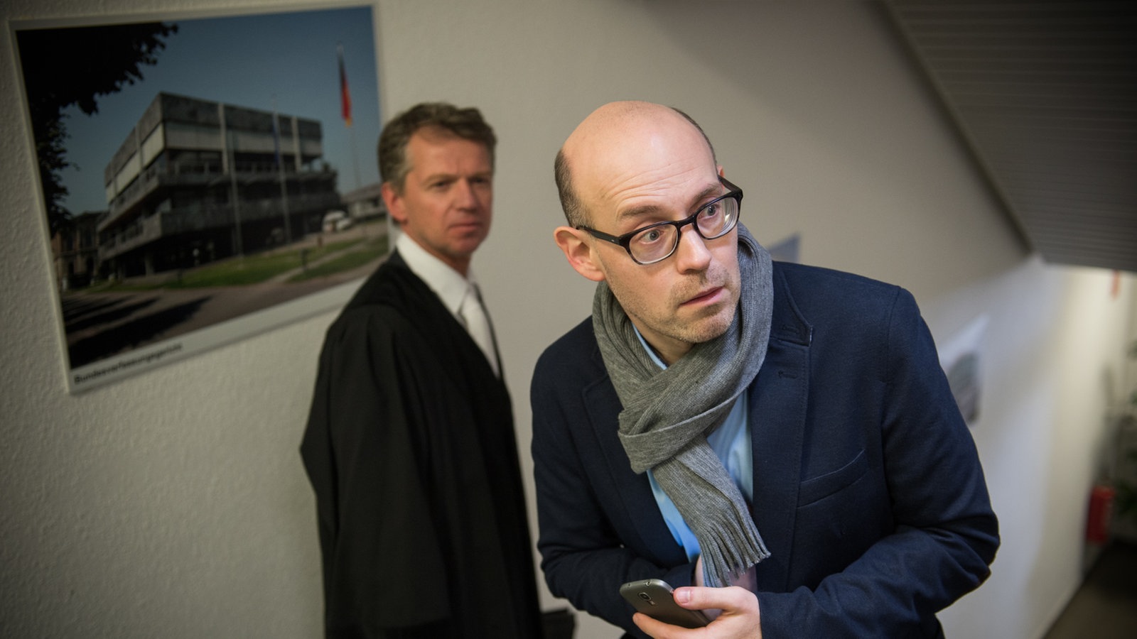 Philipp geht eine Treppe hinauf