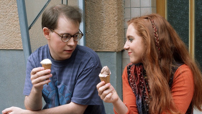 Philipp (Philipp Neubauer) heult sich bei Iffi (Rebecca Siemoneit-Barum) über seine ständig streitenden Eltern aus.