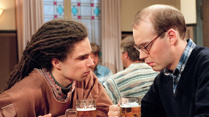 Philipp (Philipp Neubauer, rechts) und Momo (Moritz Zielke) beklagen gegenseitig ihr Pech mit den Frauen.