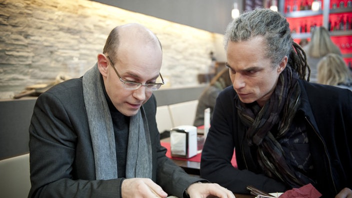 Philipp sitzt mit Momo im Cafe "George"