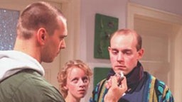 Philipp stellt sich schützend vor Carmen, die nicht zurück zu ihrem Ex-Freund Mario möchte.