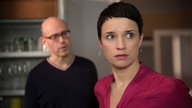 Philipp und Angelina führen ein ernstes Gespräch