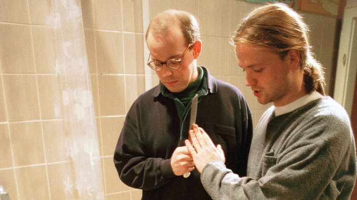 Philipp und Klaus stehen vor der Badewanne