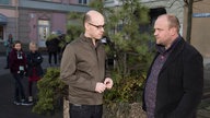 Philipp und Klaus unterhalten sich und werden von Mila und Antonia beobachtet