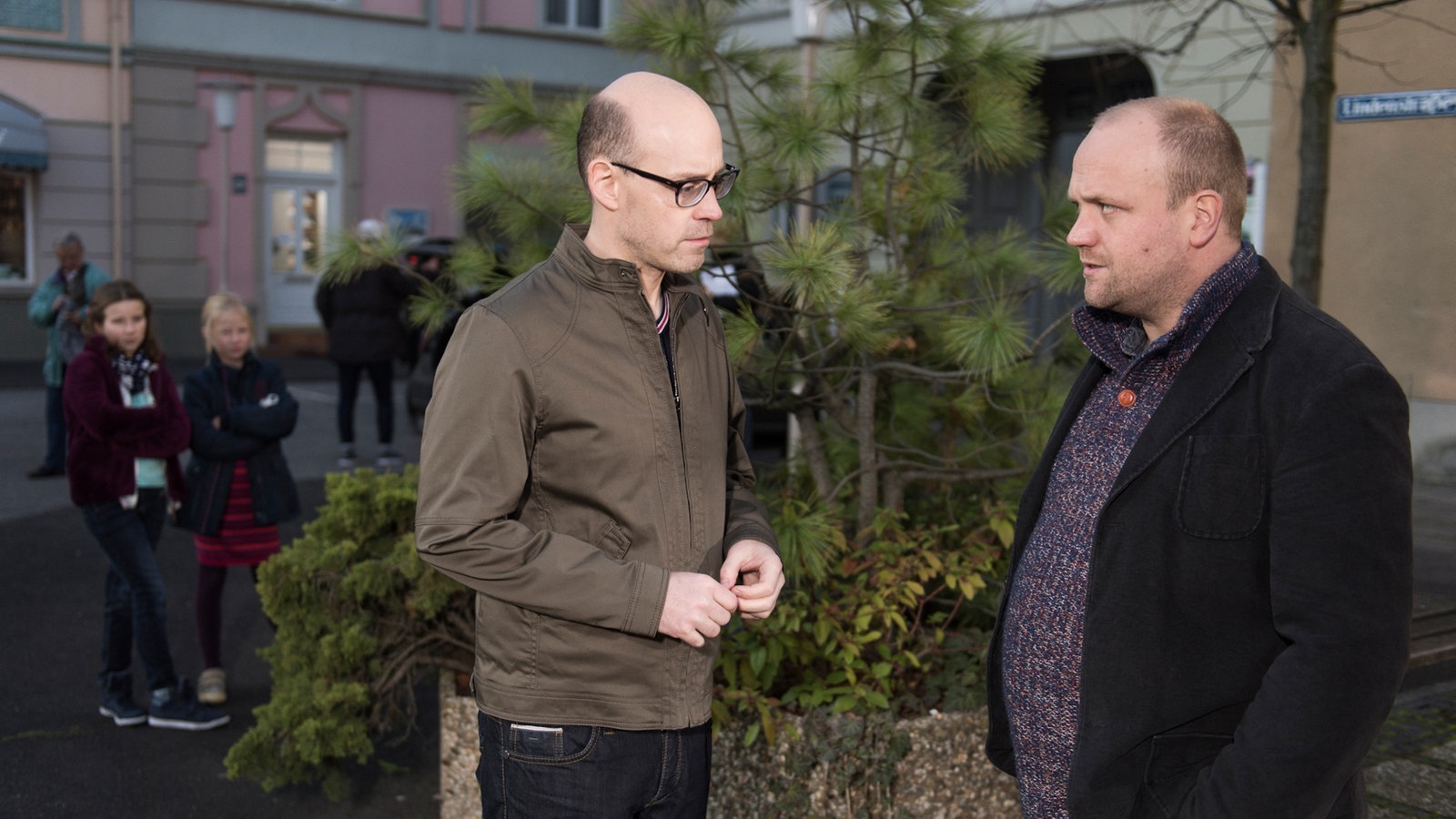 Philipp und Klaus unterhalten sich und werden von Mila und Antonia beobachtet
