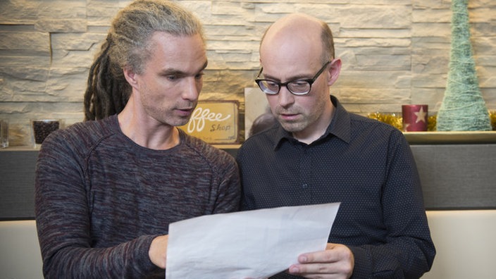 Philipp und Momo besprechen sich im Cafe George