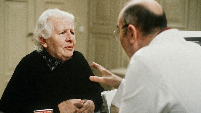 Philo Bennarsch (Johanna Bassermann) bittet Dr. Dressler (Ludwig Haas) um Hilfe.