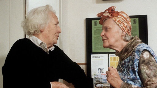 Philo Bennarsch (Johanna Bassermann, links) und Else Kling (Annemarie Wendl) liegen sich mal wieder in den Haaren.