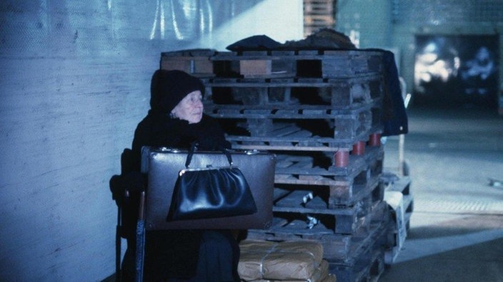 Philo Bennarsch (Johanna Bassermann) versteckt sich auf einem Lastwagen mit russischer Aufschrift.