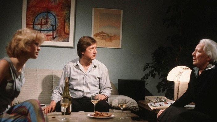 Philo (Johanna Bassermann, rechts) besucht Tanja (Sybille Waury) und Franz (Raimund Gensel) um ihnen zu erzählen, dass Meike schon bei Joschi sei.