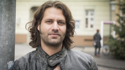 Porträtfoto Adam Bousdoukos