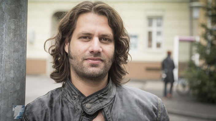 Porträtfoto Adam Bousdoukos