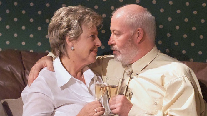 Prosit: Helga (Marie-Luise Marjan) und Erich (Bill Mockridge) beginnen das neue Jahr in trauter Harmonie.
